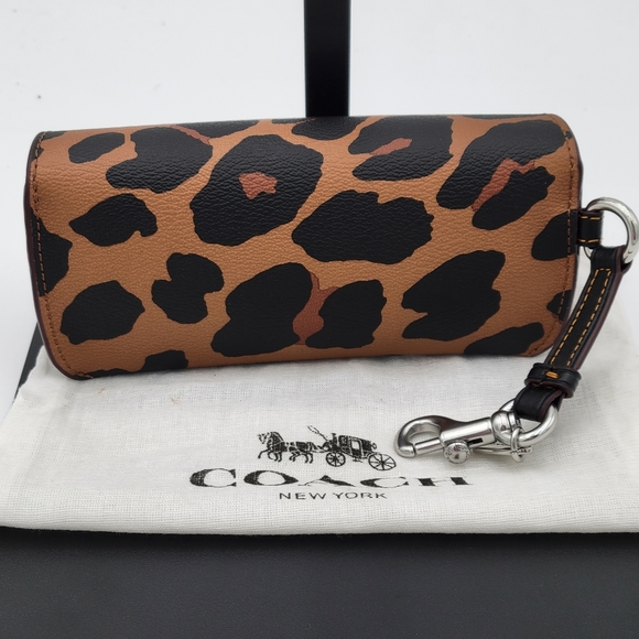 ❤️NWT❤️ Coach Cheetah Print Glasses Case w/ Clip - Picture 2 of 5